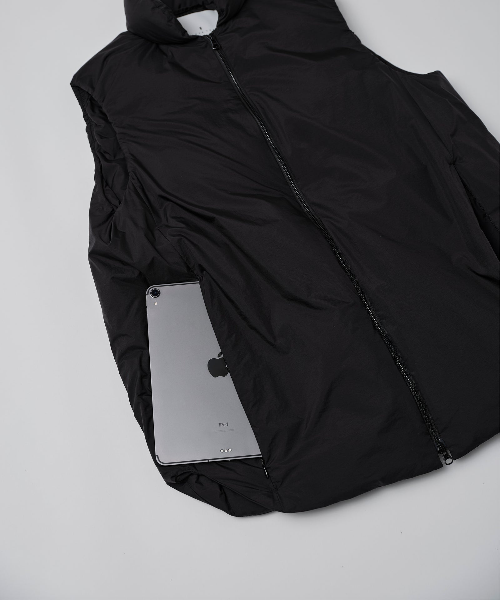 0 STOCK TOKYO ブラック ダウンベスト LUGGAGE DOWN VEST 350 / アイテム重量350g。圧倒的な保温性を持ち