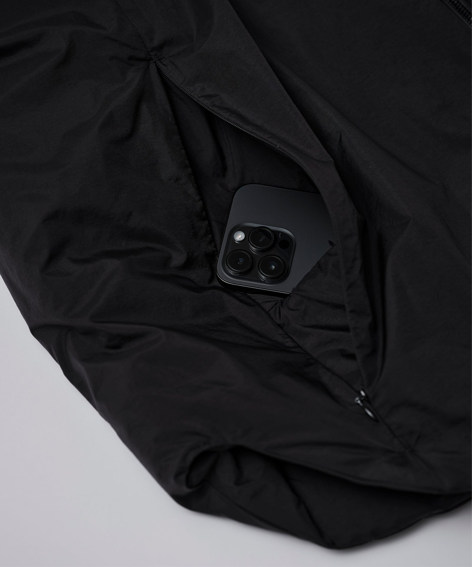 LUGGAGE DOWN VEST 350 / アイテム重量350g。圧倒的な保温性を持ち